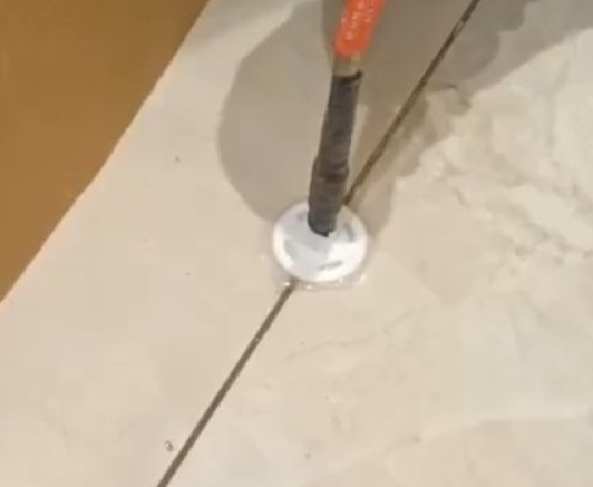 绍兴市瓷砖空鼓维修公司专业解答瓷砖在铺贴过程中，如果没有涂抹均匀到位的粘结材料（如水泥砂浆或瓷砖胶），可能会导致以下问题